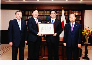 “左から　林会長代理・増田社長・安倍総裁・二階会長