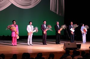 花束贈呈（左からコロッケさん、田辺康雄さん、杉良太郎さん、林代議士、山本譲二さん、伍代夏子さん）