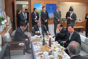 意見交換する吉川農水副大臣、林代議士、二階衆議院議員、坂本組合長（左から）