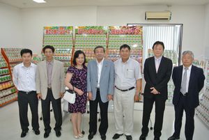 左から3人目大使夫人、林代議士、フン大使、増田社長
