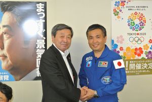 若田宇宙飛行士と熱い握手を交わす林会長代理