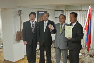 左から、菅家代議士・林会長・フレルバータル大使・弓田代表