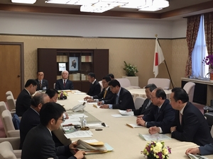 (財務大臣室にて)