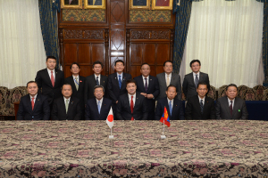 サイハンビレグ首相(中央)らと、(衆議院議長サロンにて)