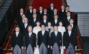 (首相官邸での閣僚集合)