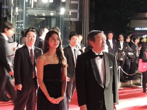 (女優の季葉さんとの歩行の様子)