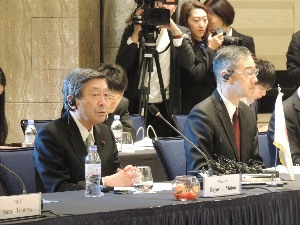 (大臣会合で議論)