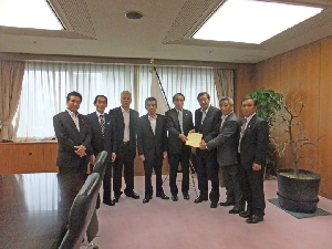 (農業委員会会長7名より要望書を受ける林大臣)