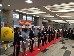 (開幕に当たり内堀福島県知事、高木復興大臣らとテープカット(経済産業省ロビーにて))
