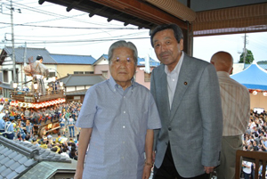 (夏祭りを堪能する林代議士と木内支部長)(山村新治郎邸にて)