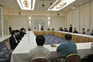 (小泉市長、寒郡冨里市商工会長、成田商工会議所、成田市東商工会の皆さんと)