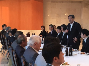 (明智旭市長、太田匝瑳市長、旭市商工会、匝瑳市商工会の皆さんと)