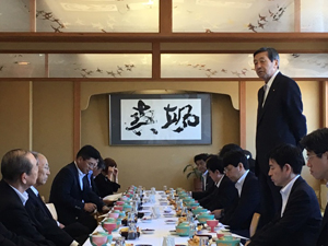 (宇井香取市長、石橋神崎町長、佐原商工会議所、香取市商工会、東庄町商工会、多古町商工会、神崎町商工会の皆さんと)