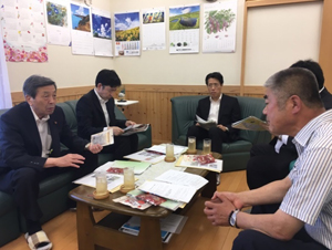 (IHSで石井代表(右)のお話を伺う林大臣(左))