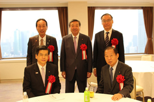 前列左から石井国交大臣、二階幹事長　後列左から西岡広川町長、林代議士、濱口ヤマサ社長