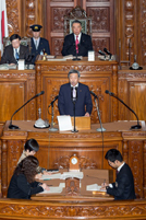 反対討論を行う林代議士